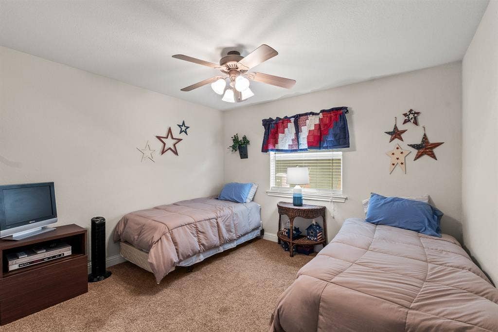 194 Bushwhacker Drive, Mabank, TX 75156 Additional bedroom providing flexible space for guests or home office needs.