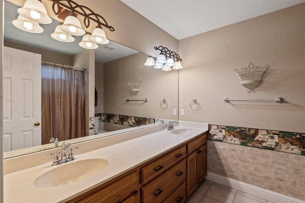 194 Bushwhacker Drive, Mabank, TX 75156 Well-appointed primary bath offering comfort and convenience.
