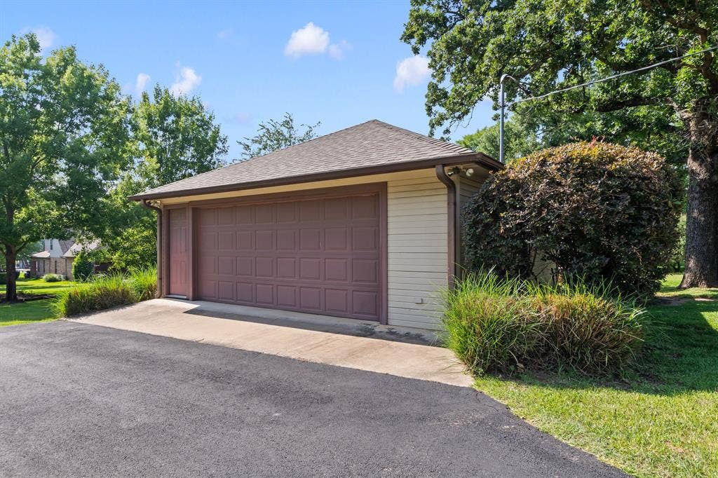 194 Bushwhacker Drive, Mabank, TX 75156 Detached two-car garage provides excellent storage, workshop, or hobby space.