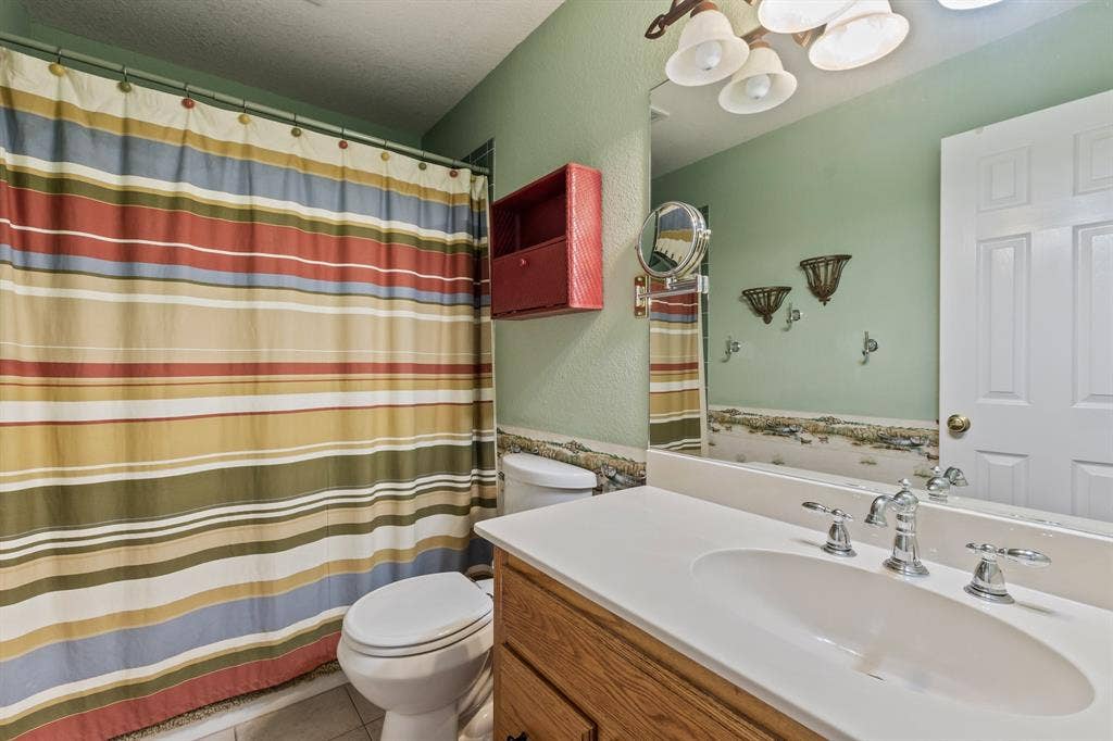 194 Bushwhacker Drive, Mabank, TX 75156 Full guest bath conveniently located for family and visitors.
