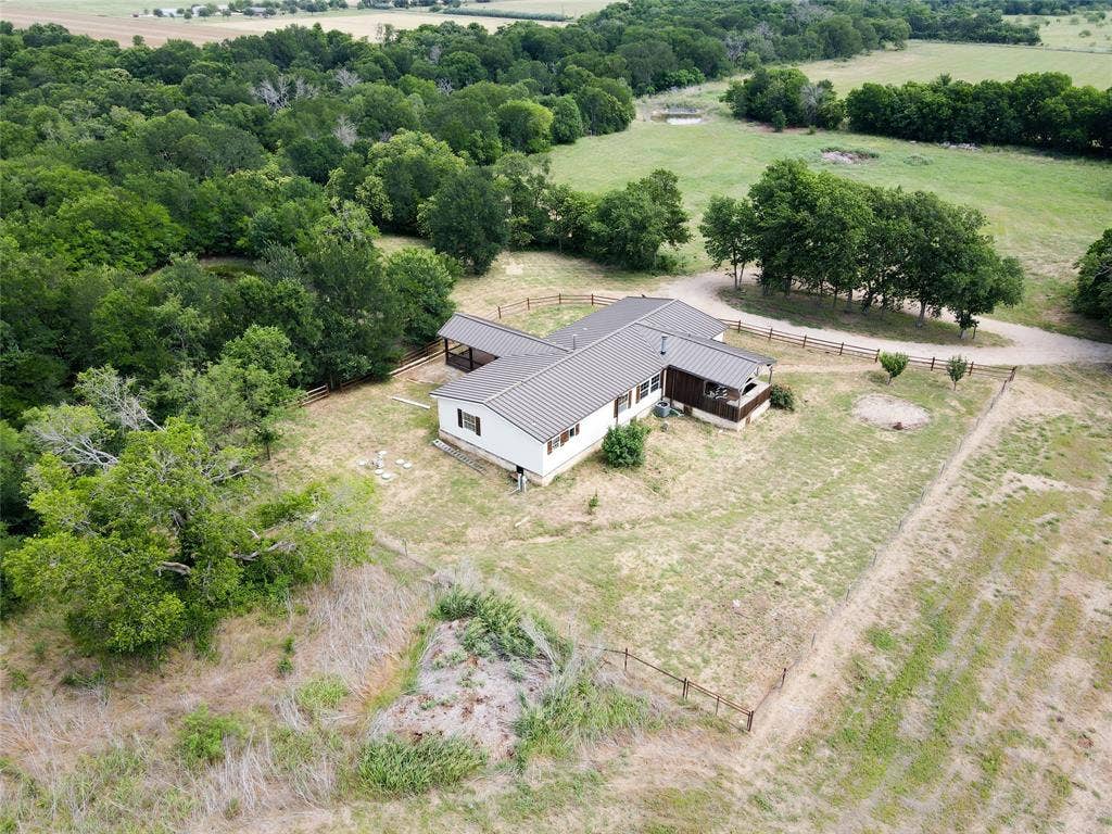 2749 Mcgregor South Loop, McGregor, TX 76657 Single-story residence featuring a metal roof and white siding