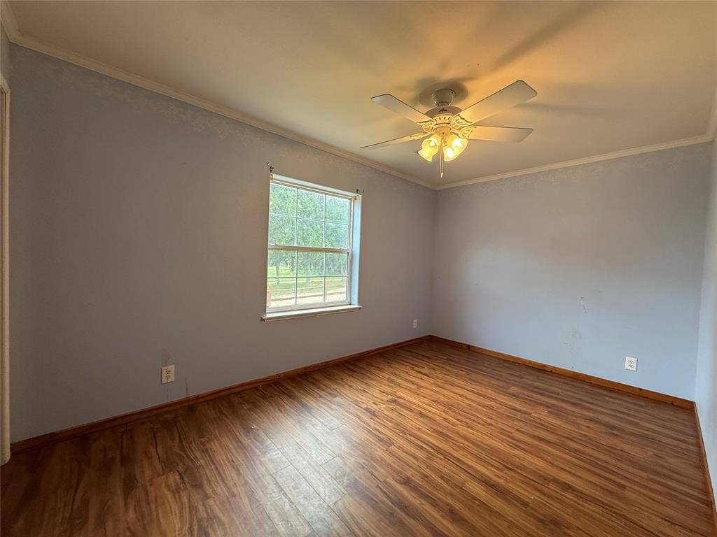 2749 Mcgregor South Loop, McGregor, TX 76657 Light blue painted walls with white crown molding