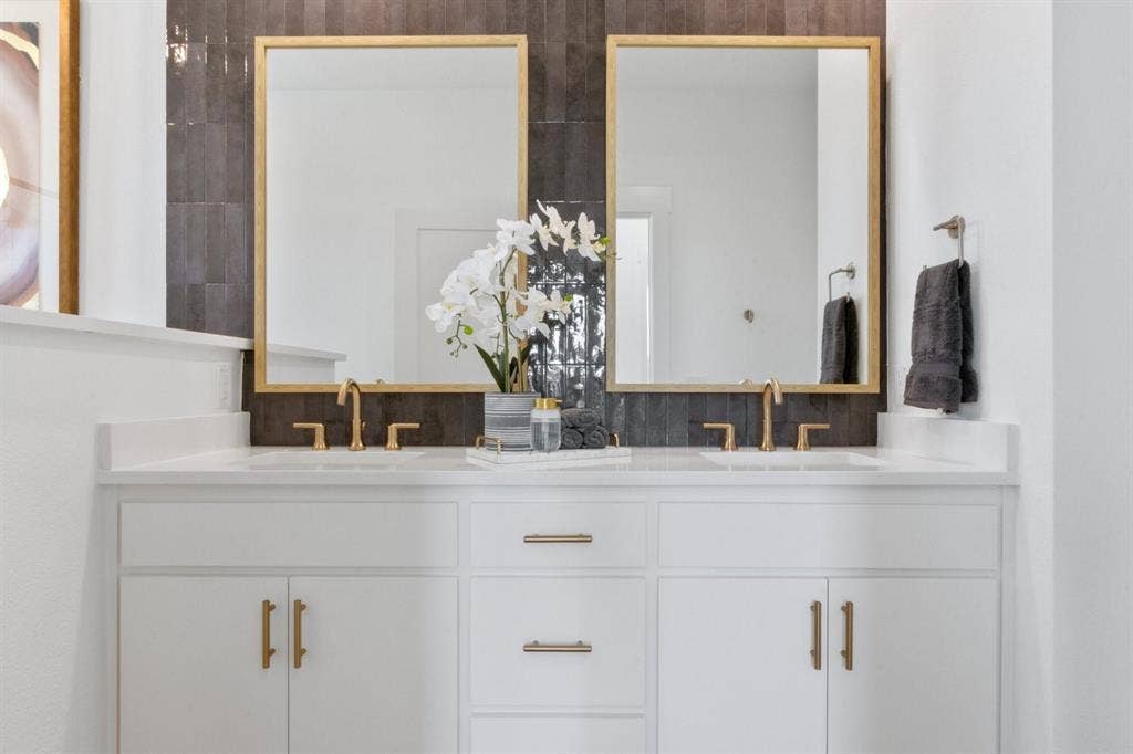 1805 Parkview Drive, Melissa, TX 75454 023-1805ParkviewDrive-Melissa-TX-75454-PrimaryBathroom.jpg-SMALL