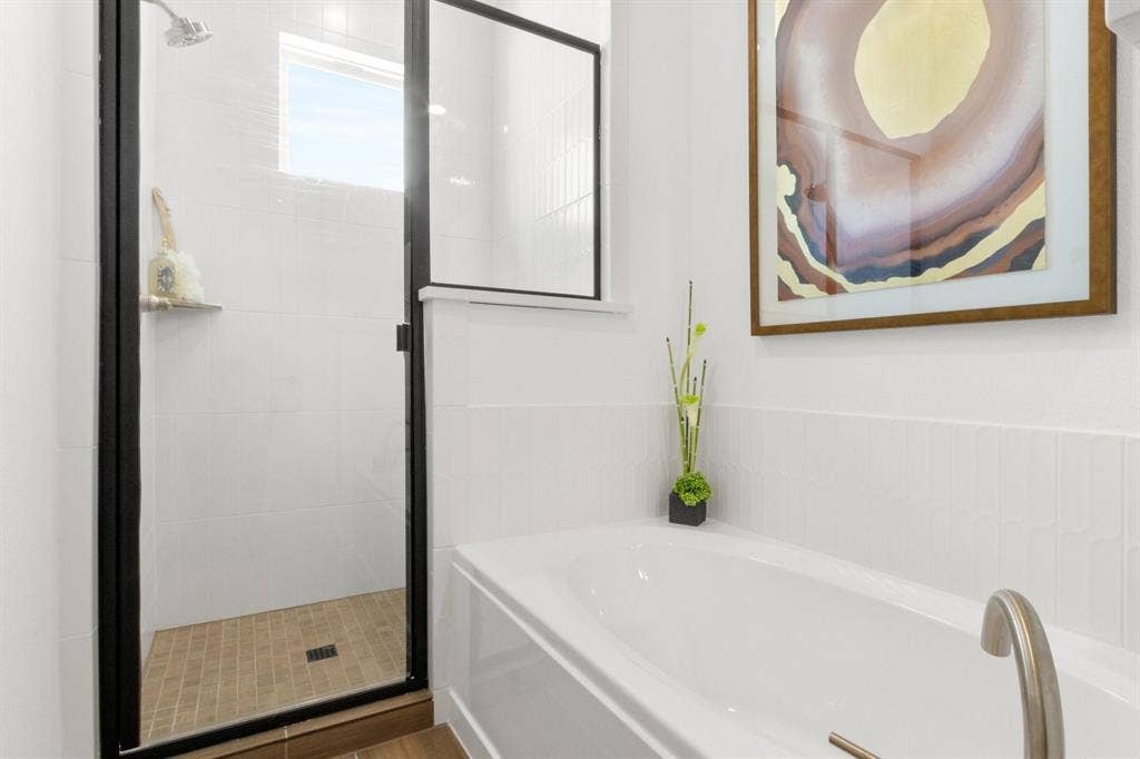 1805 Parkview Drive, Melissa, TX 75454 025-1805ParkviewDrive-Melissa-TX-75454-PrimaryBathroom.jpg-SMALL