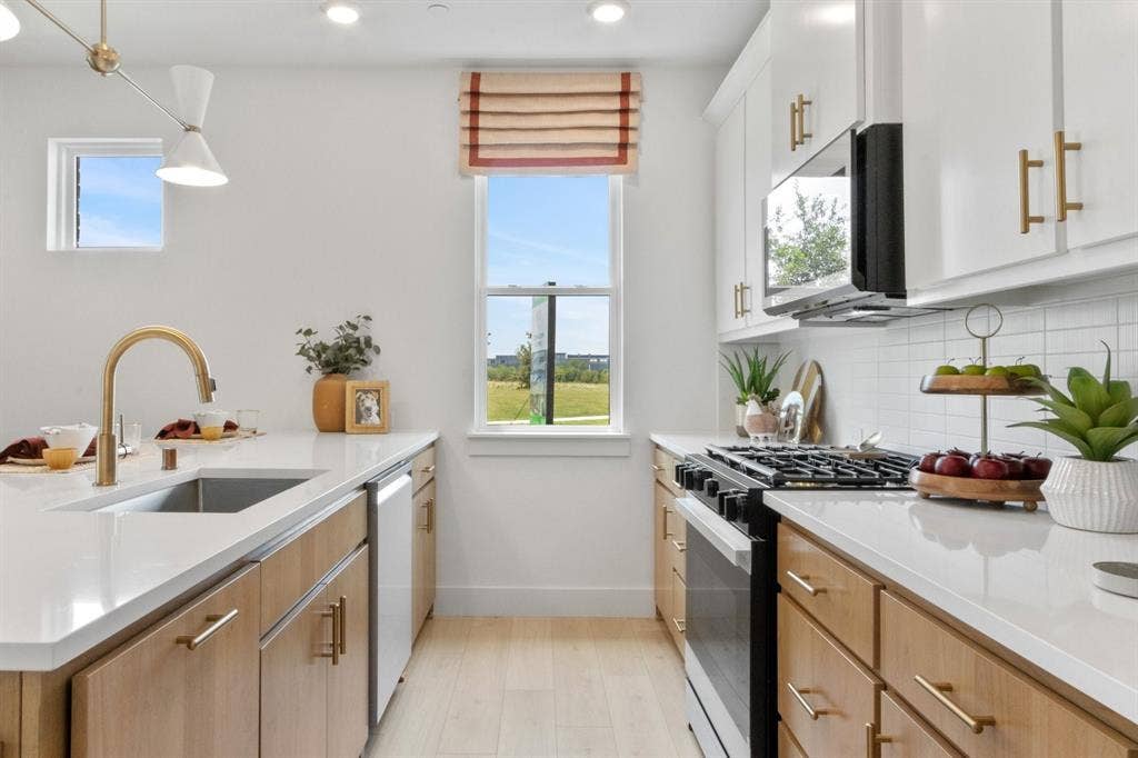 1805 Parkview Drive, Melissa, TX 75454 014-1805ParkviewDrive-Melissa-TX-75454-Kitchen.jpg-SMALL