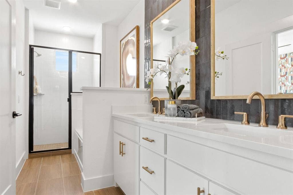 1805 Parkview Drive, Melissa, TX 75454 024-1805ParkviewDrive-Melissa-TX-75454-PrimaryBathroom.jpg-SMALL