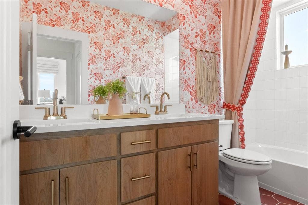1805 Parkview Drive, Melissa, TX 75454 028-1805ParkviewDrive-Melissa-TX-75454-SecondBathroom.jpg-SMALL