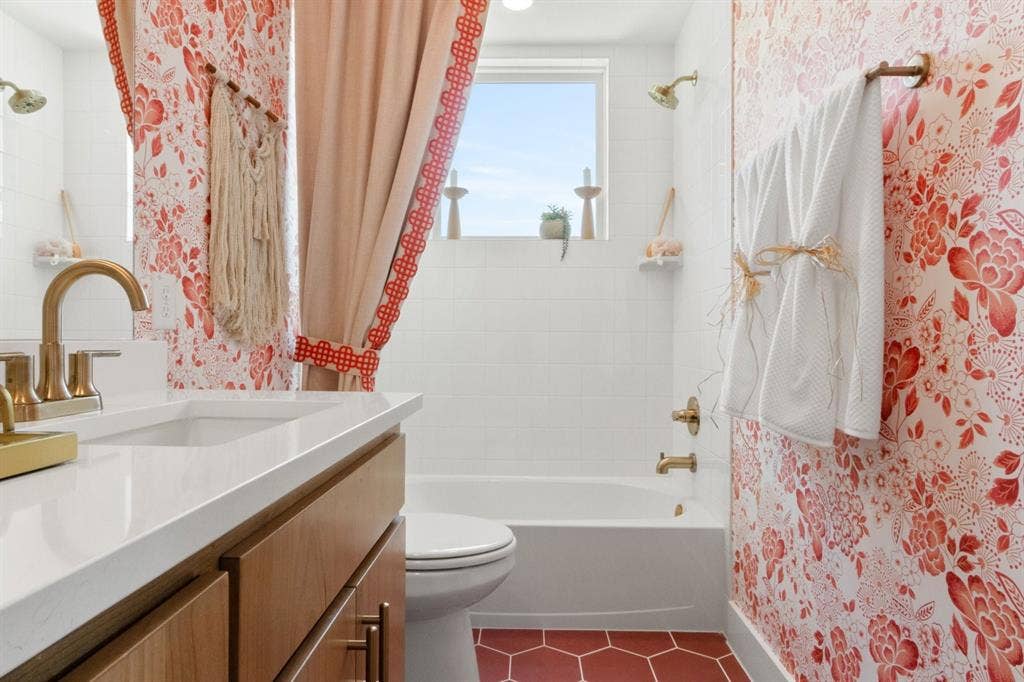 1805 Parkview Drive, Melissa, TX 75454 029-1805ParkviewDrive-Melissa-TX-75454-SecondBathroom.jpg-SMALL