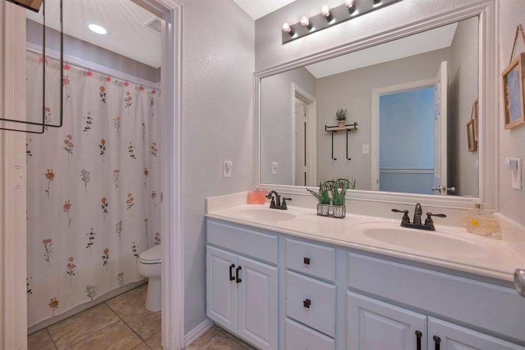 3104 Barkwood Drive, McKinney, TX 75071 Upstairs 2nd Bathroom