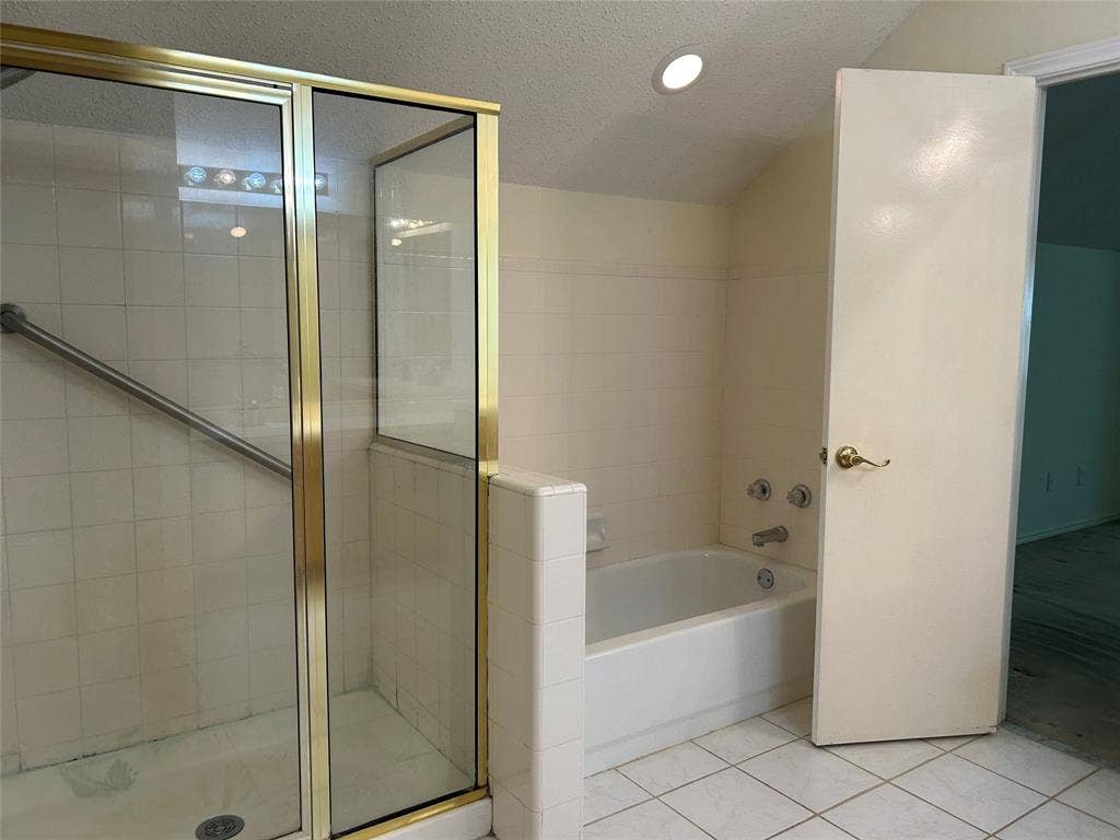 2106 Millwood Drive, Corinth, TX 76210 separate shower-tub