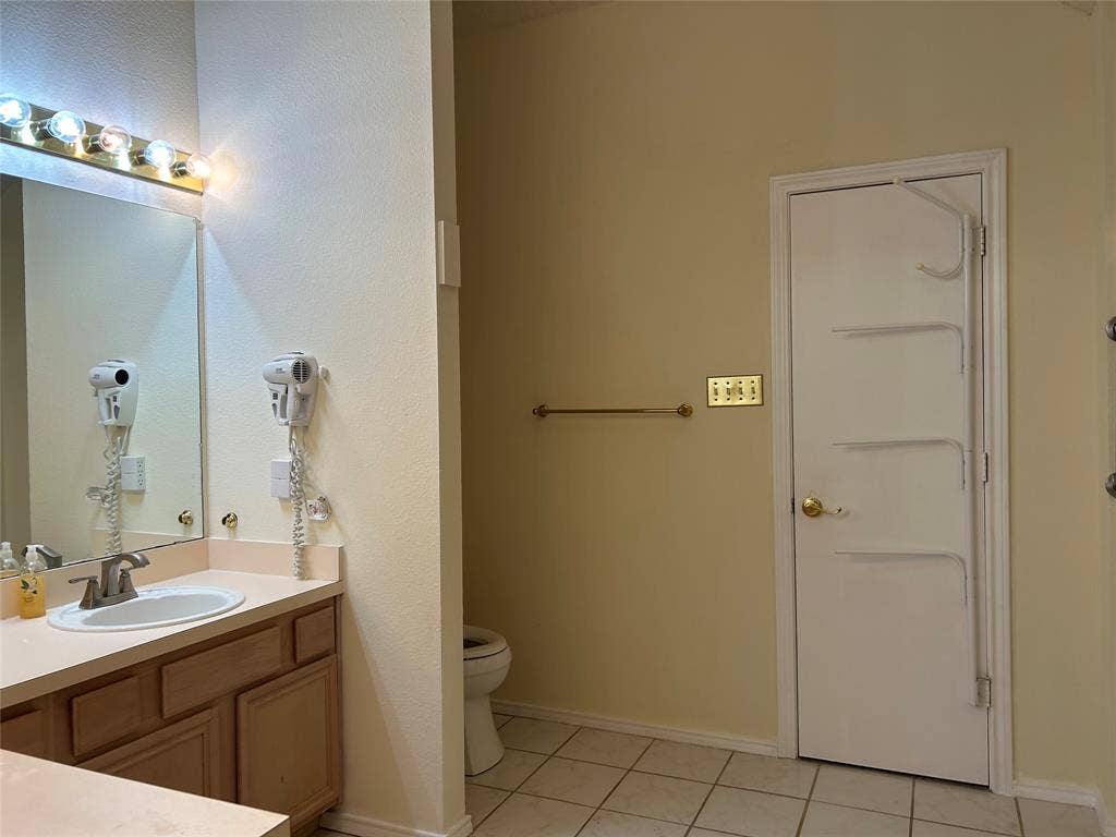 2106 Millwood Drive, Corinth, TX 76210 separate vanities
