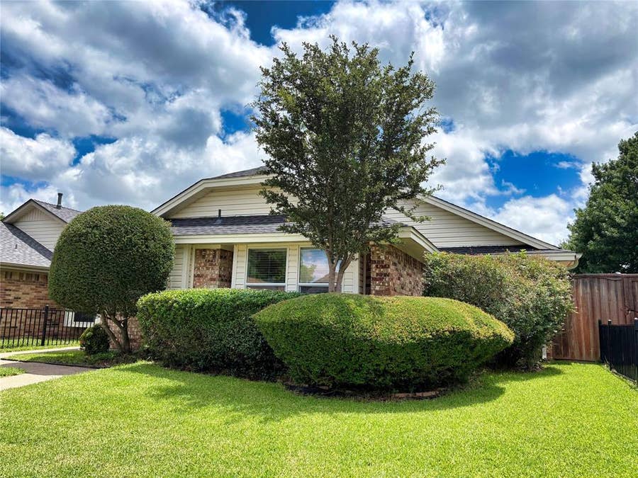 Property photo for 320 Crooked Lane, Mesquite, TX