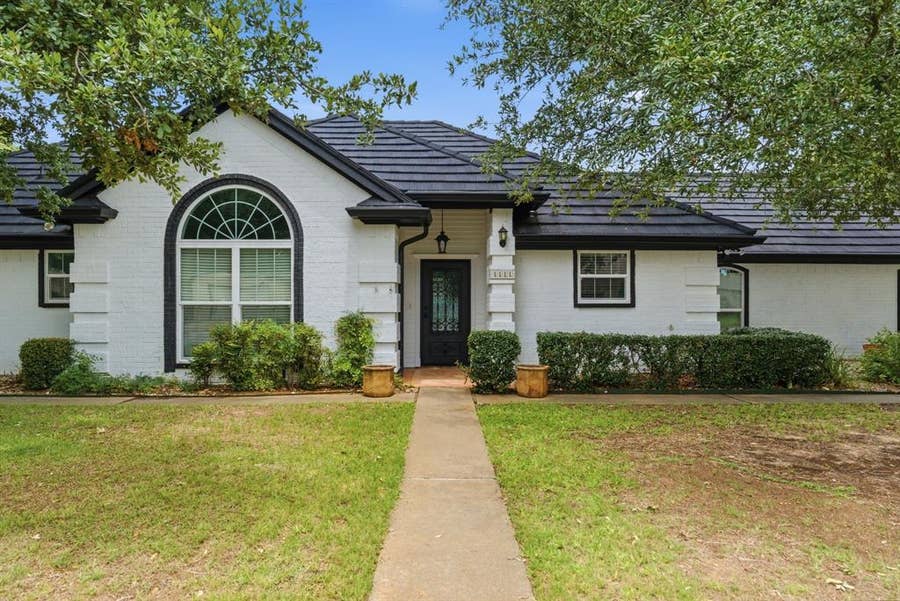 Property photo for 1111 Harbor Lakes Drive, Granbury, TX