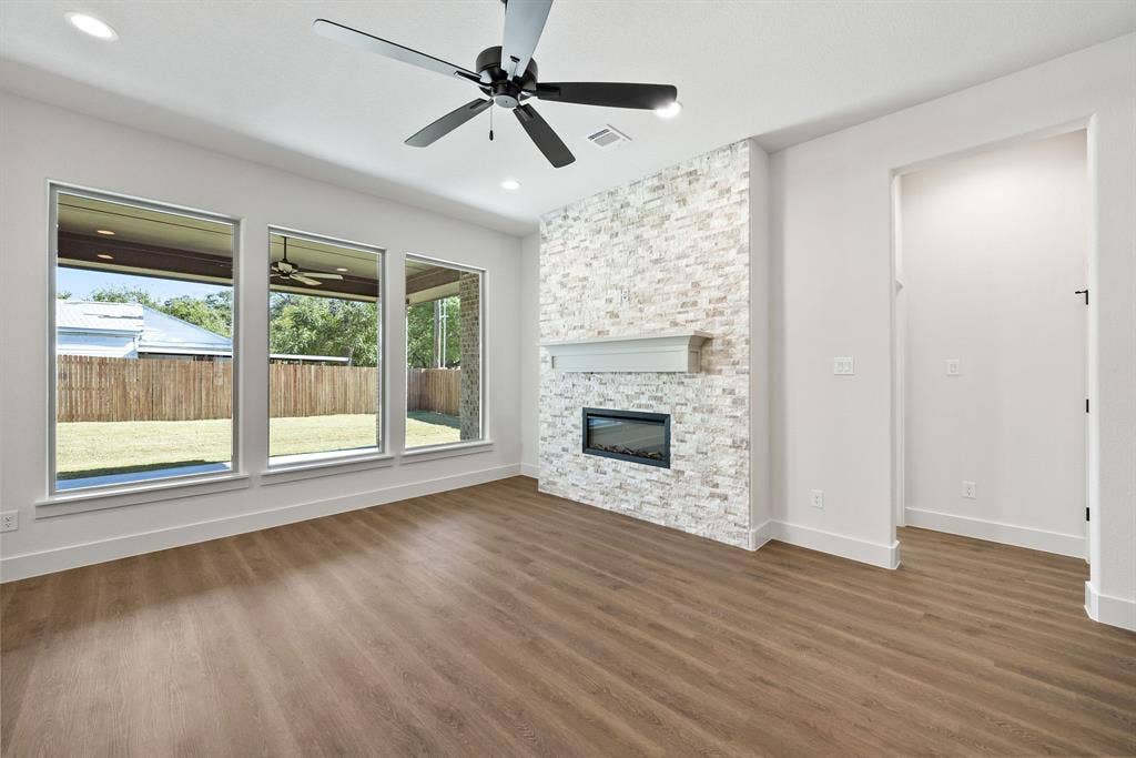 902 Boston Lane, River Oaks, TX 76114 Living area featuring wood-finish flooring, a contemporary ceiling fan, and recessed lighting