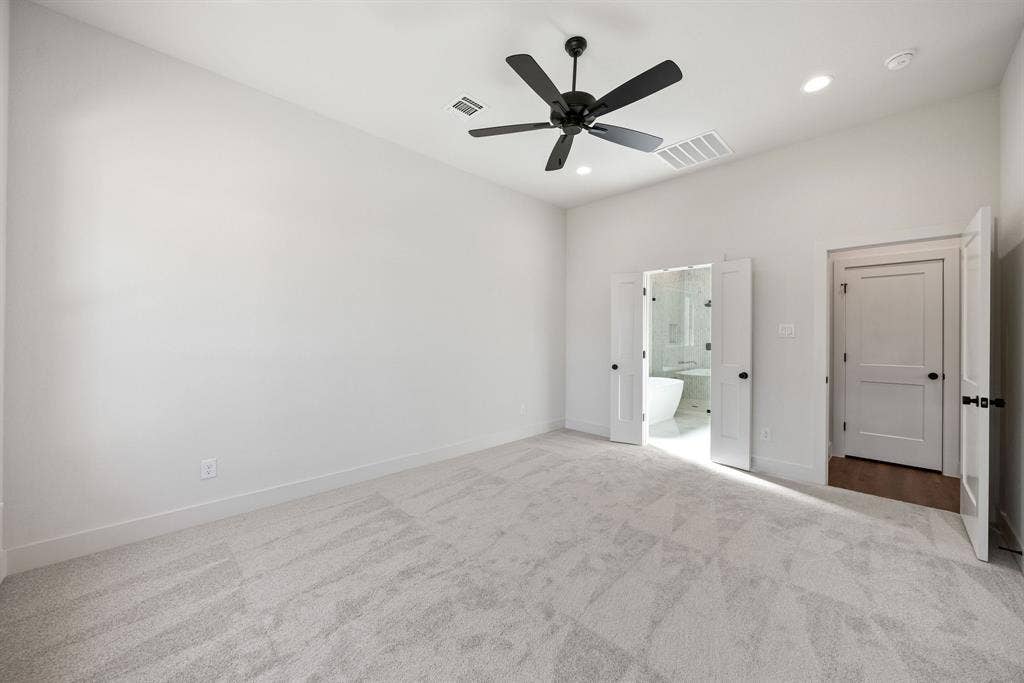 902 Boston Lane, River Oaks, TX 76114 Spacious room with light-toned carpeting and neutral wall tones