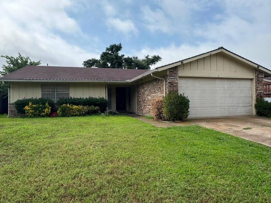 Property photo for 726 Ravencroft Drive, Garland, TX