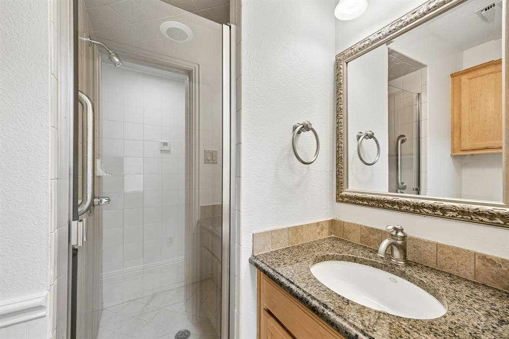 1011 Villa Siete, Mesquite, TX 75181 Secondary bath