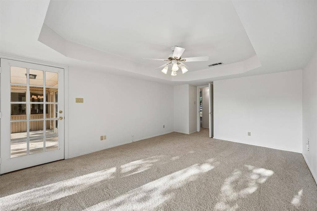 1011 Villa Siete, Mesquite, TX 75181 Tray ceilings in primary bedroom