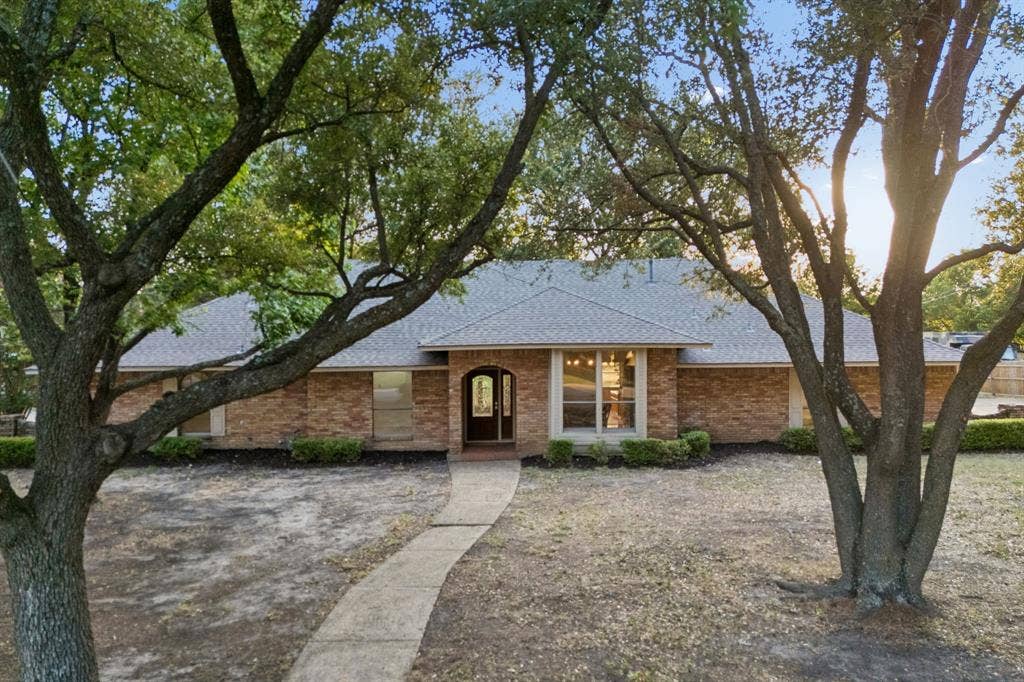 1011 Villa Siete, Mesquite, TX 75181 Over one acre!