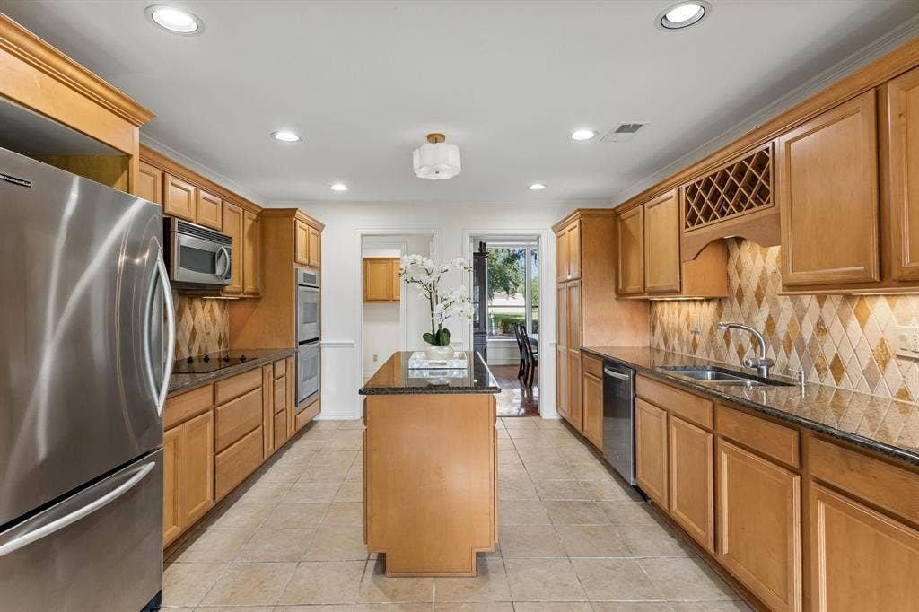 1011 Villa Siete, Mesquite, TX 75181 Stainless steel appliances