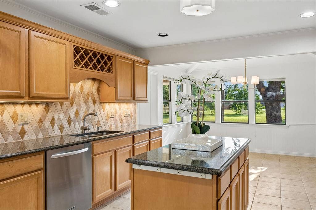 1011 Villa Siete, Mesquite, TX 75181 Kitchen and breakfast room filled with natural light