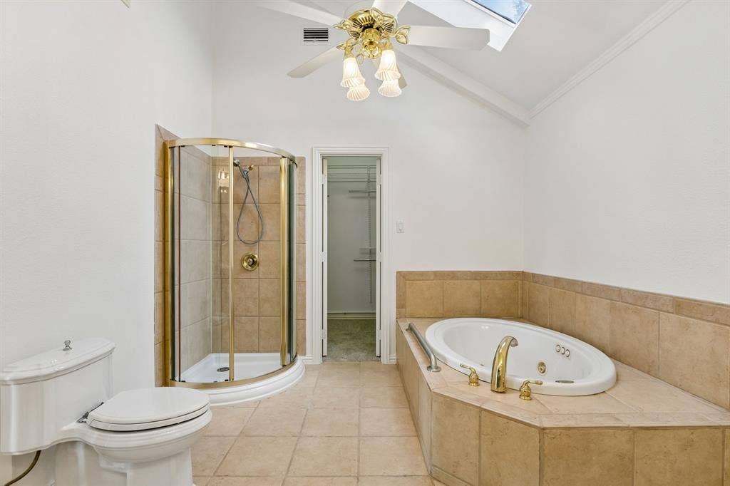 1011 Villa Siete, Mesquite, TX 75181 Primary bath with large walk-in closet