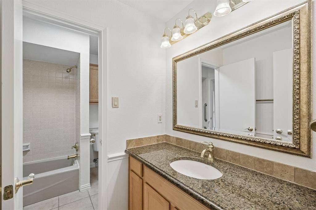1011 Villa Siete, Mesquite, TX 75181 Jack and Jill secondary bath