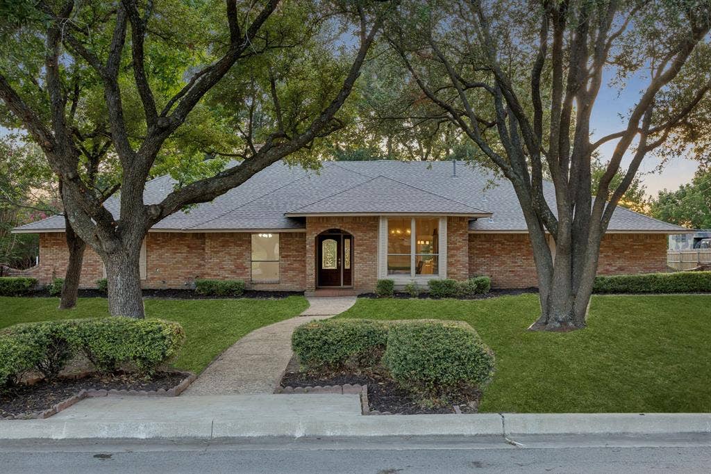 1011 Villa Siete, Mesquite, TX 75181 Tree-canopied 1.268 acre lot - virtually enhanced lawn