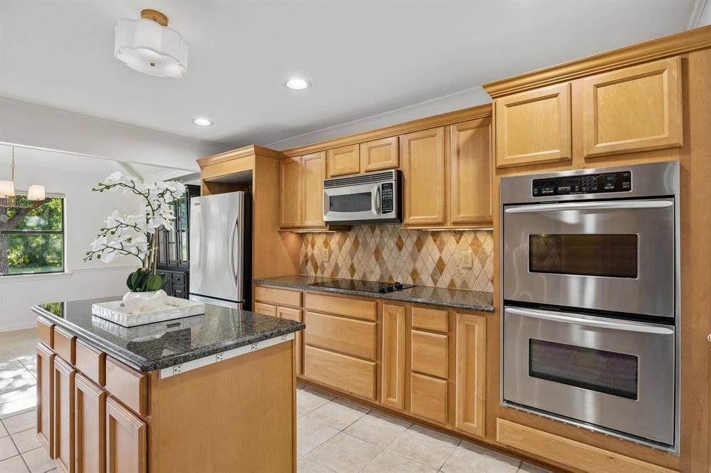 1011 Villa Siete, Mesquite, TX 75181 Large kitchen with island