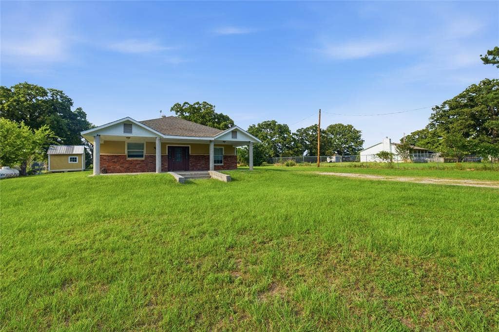 28008 W Oak Ridge Road, Kemp, TX 75143 Nicely set off the road