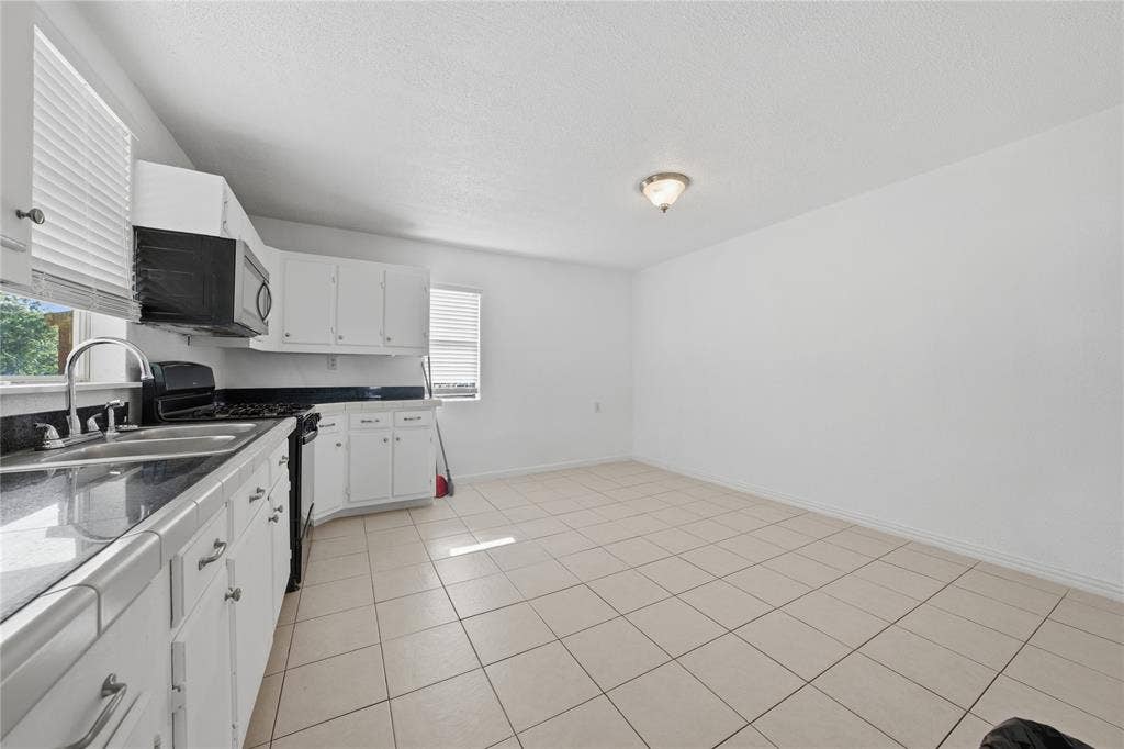 28008 W Oak Ridge Road, Kemp, TX 75143 Lots of space for kitchen table