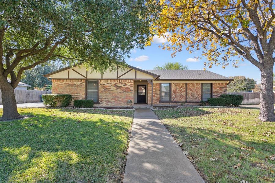 Property photo for 213 Bowie Lane, Hewitt, TX
