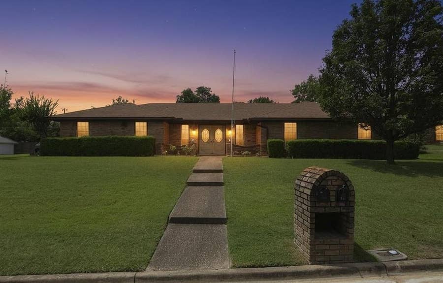 Property photo for 131 Patricia Drive, Hewitt, TX