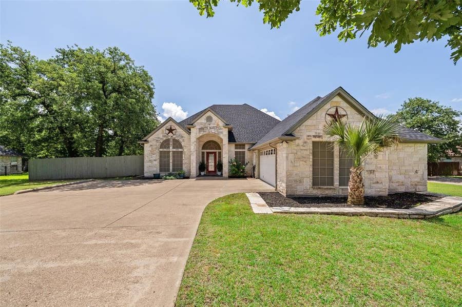Property photo for 6705 Forest Oaks Court, Granbury, TX