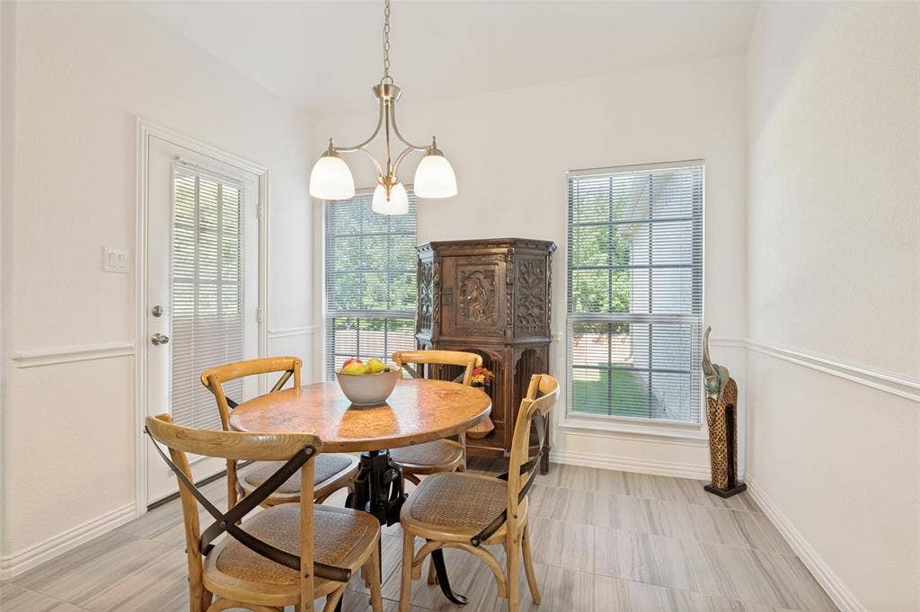 824 State Street, DeSoto, TX 75115 Breakfast area located off the kitchen is perfect for quick lunches.