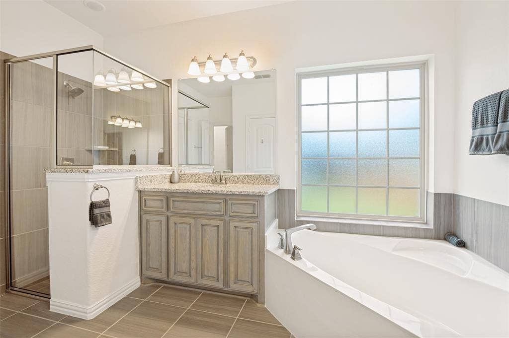 824 State Street, DeSoto, TX 75115 Take a relaxing bubble bath in this large garden tub.
