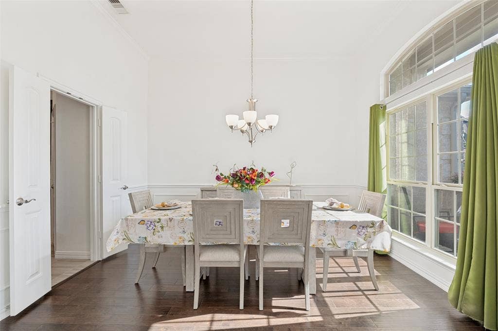 824 State Street, DeSoto, TX 75115 Spacious formal dining room is perfect for family gatherings.