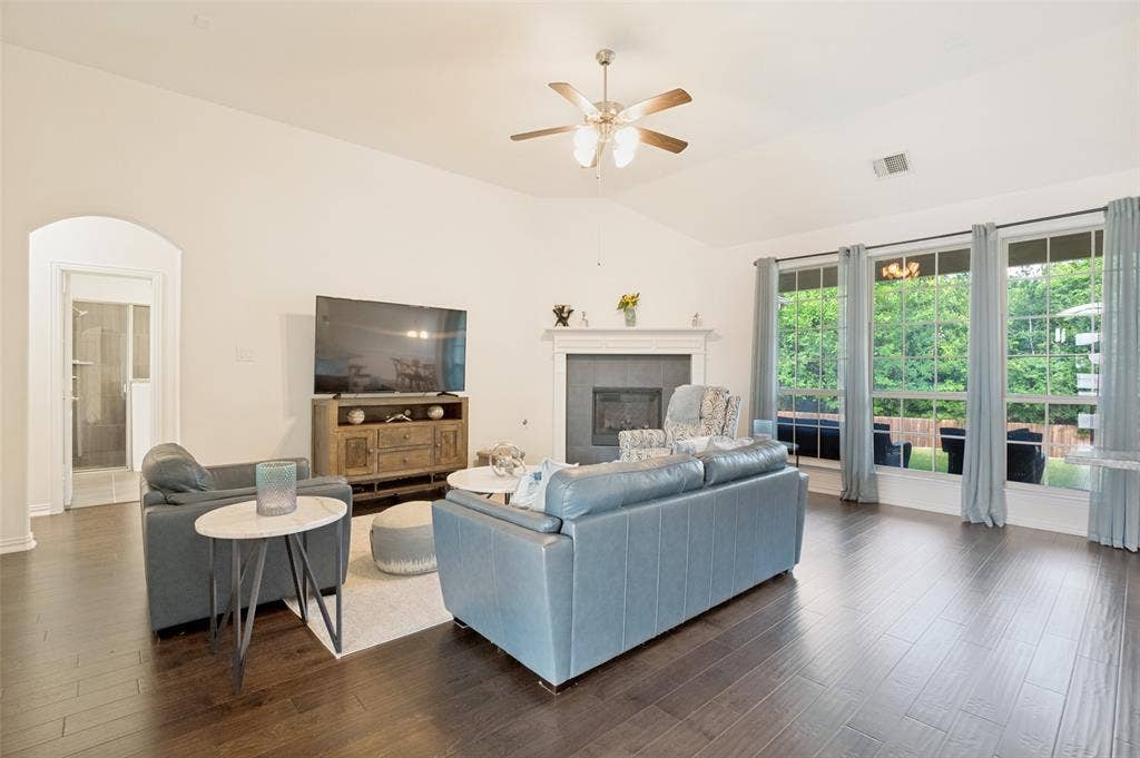 824 State Street, DeSoto, TX 75115 Large family room with fire place.