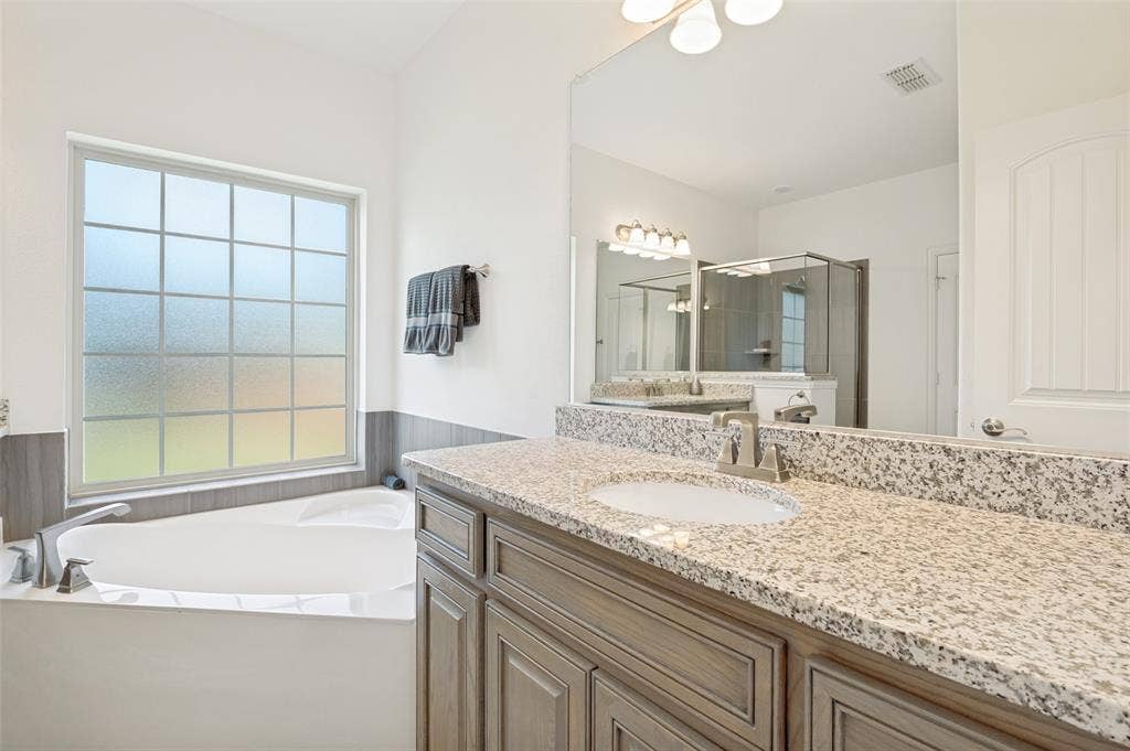 824 State Street, DeSoto, TX 75115 2nd primary bath with separate shower and garden tub.