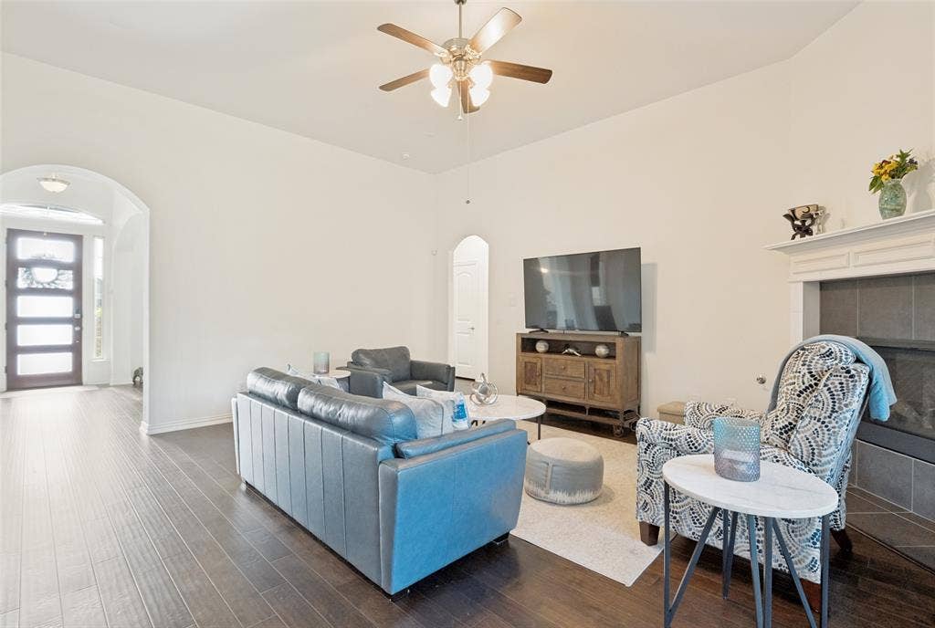 824 State Street, DeSoto, TX 75115 Open floor plan is great for entertaining.