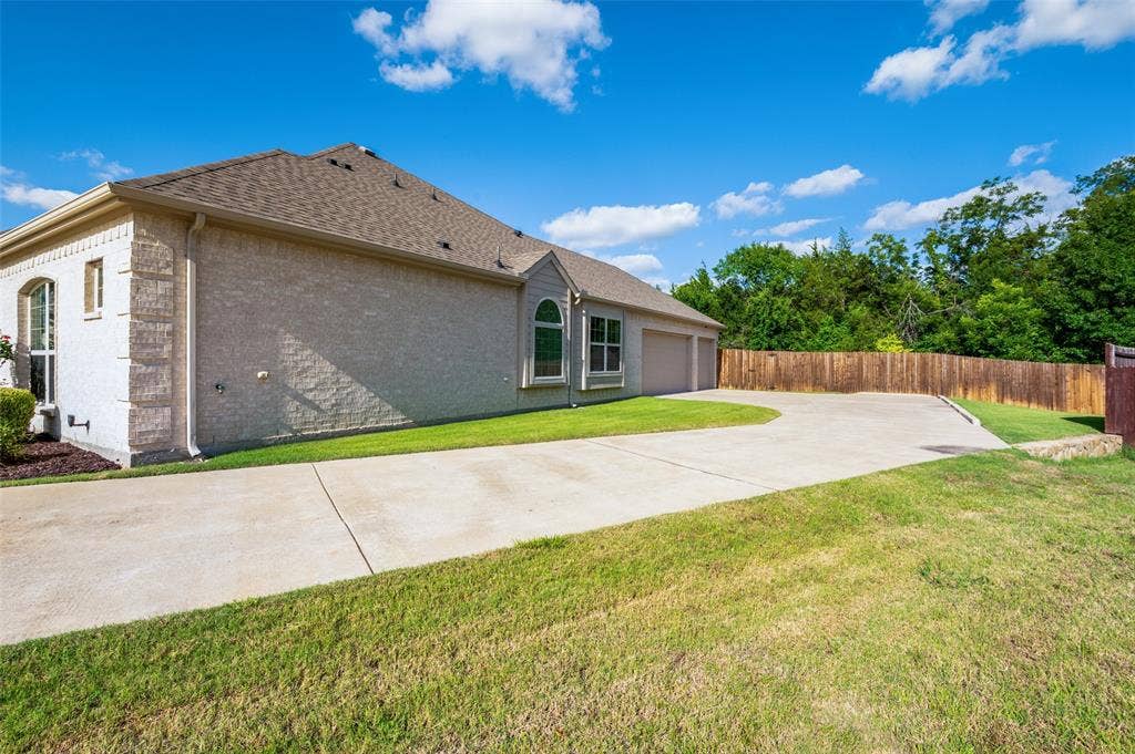 824 State Street, DeSoto, TX 75115 This home has a 3rd garage for your vintage vehicle and plenty of additional parking for family and guests.