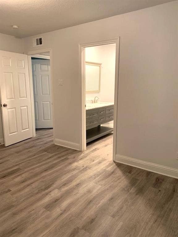 16301 Ledgemont Lane, #101, Addison, TX 75001 Primary bedroom with en suite bath