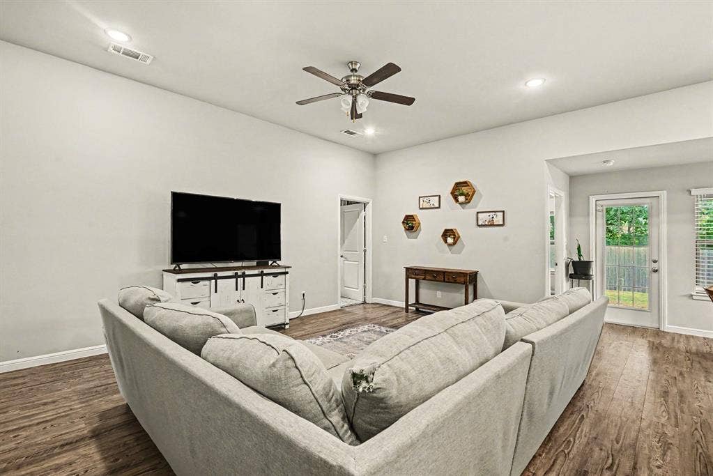 977 Sam Street, Springtown, TX 76082 977 Sam Street, Springtown, TX 76082