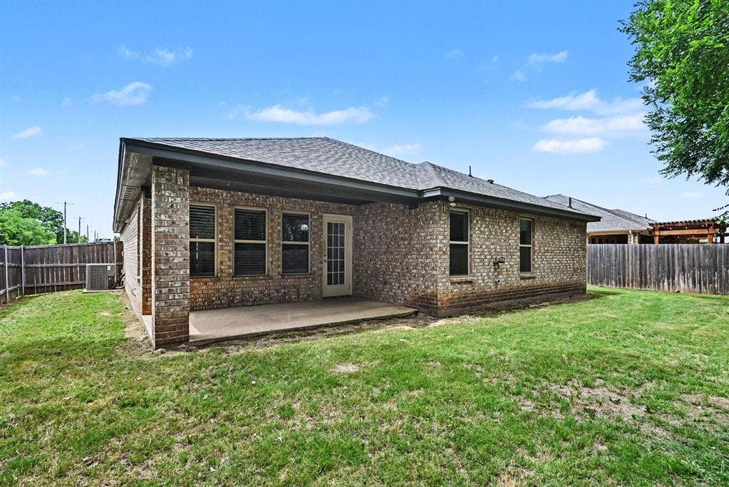 977 Sam Street, Springtown, TX 76082 977 Sam Street, Springtown, TX 76082
