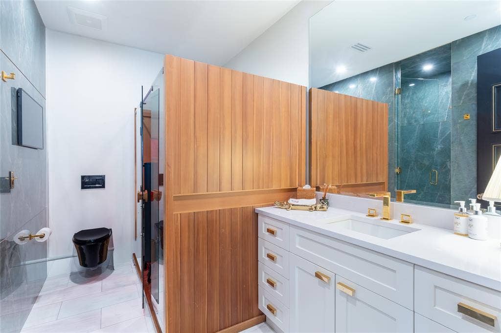 2300 WOLF Street, #5D, Dallas, TX 75201 Large Guest Bath has abundant counter space & storage.