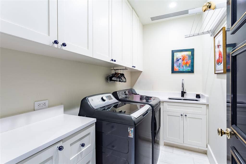 2300 WOLF Street, #5D, Dallas, TX 75201 Large Laundry with sink.