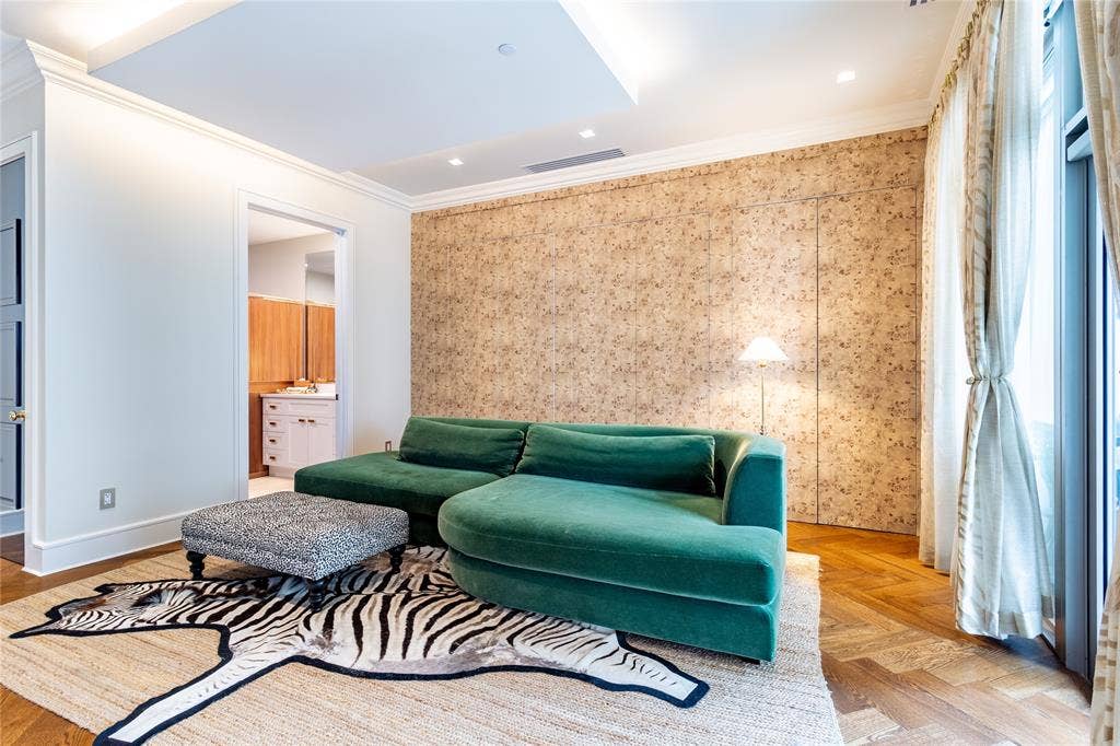 2300 WOLF Street, #5D, Dallas, TX 75201 Den could be used a second sleeping area with closet & ensuite Bath (easily enclosed).