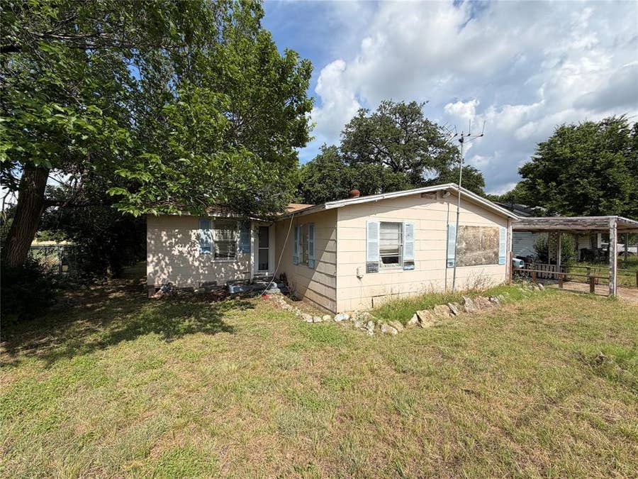Property photo for 277 S Avenue L, Crawford, TX