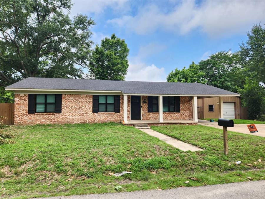 Property photo for 211 Betts Drive, Lindale, TX