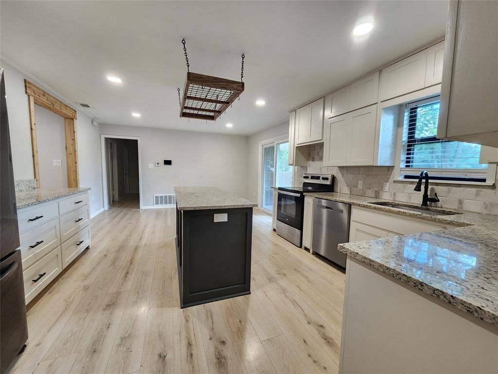 211 Betts Drive, Lindale, TX 75771 211 Betts Drive, Lindale, TX 75771